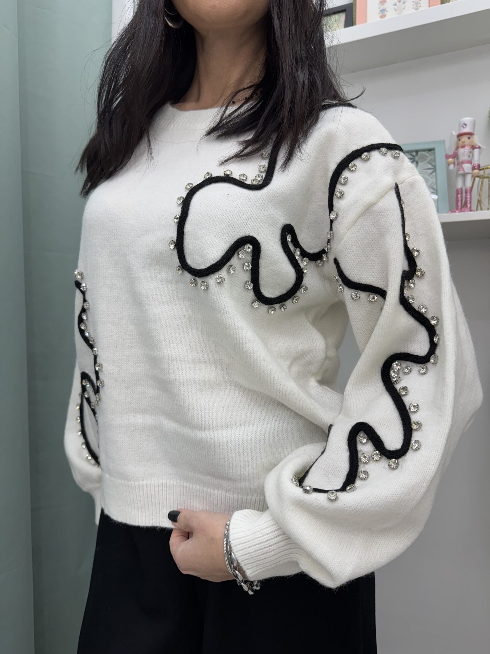 Pull in lana con strass e ricamo