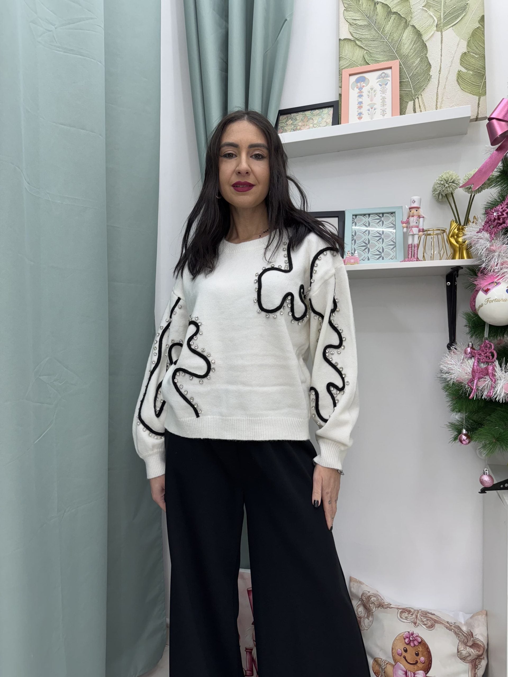Pull in lana con strass e ricamo