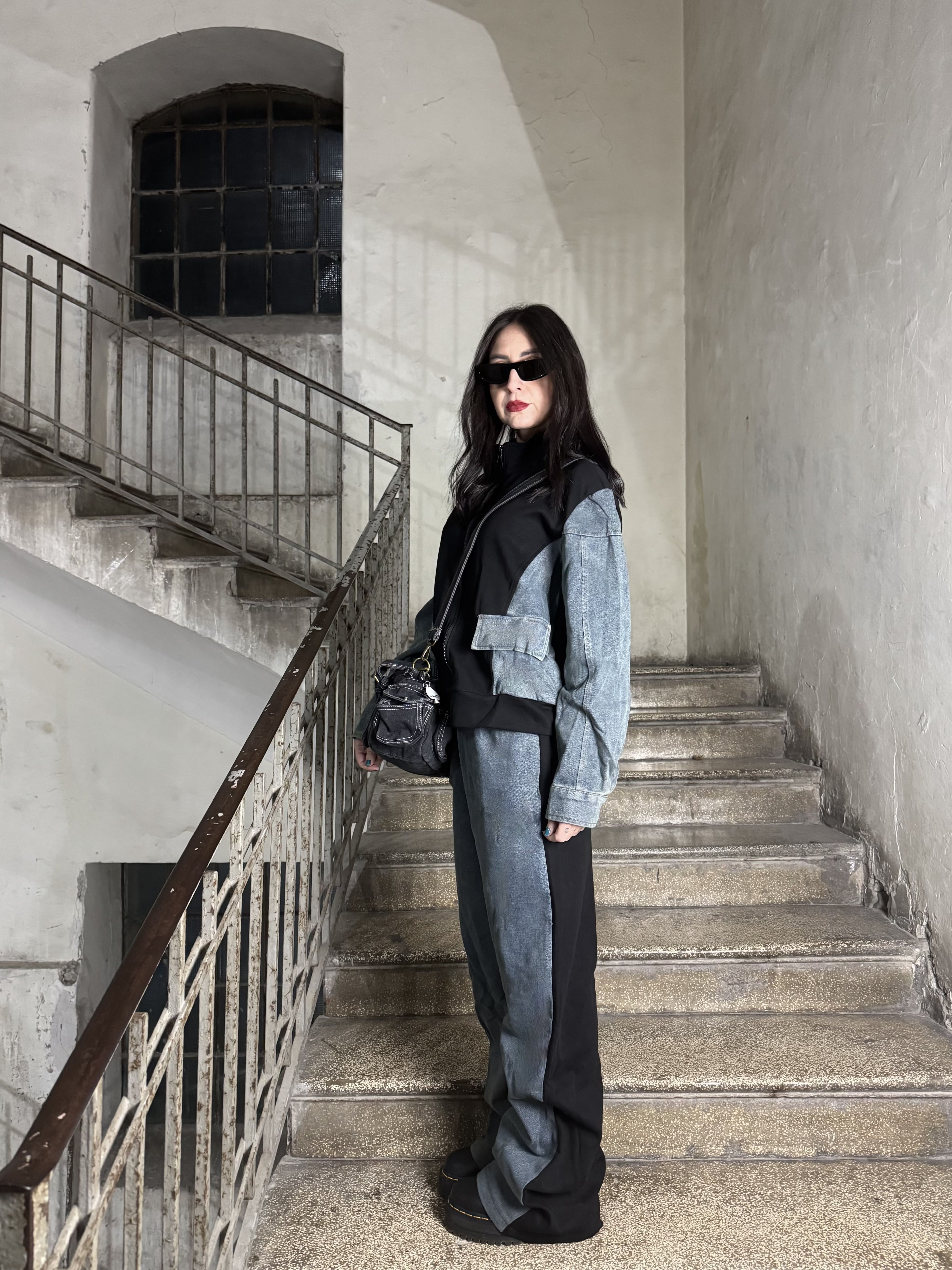 Tuta in denim e felpa