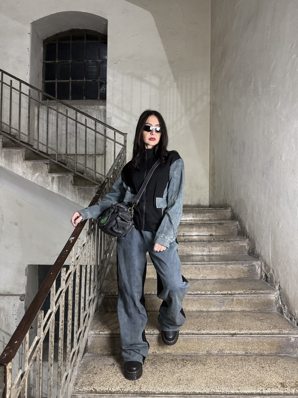 Tuta in denim e felpa