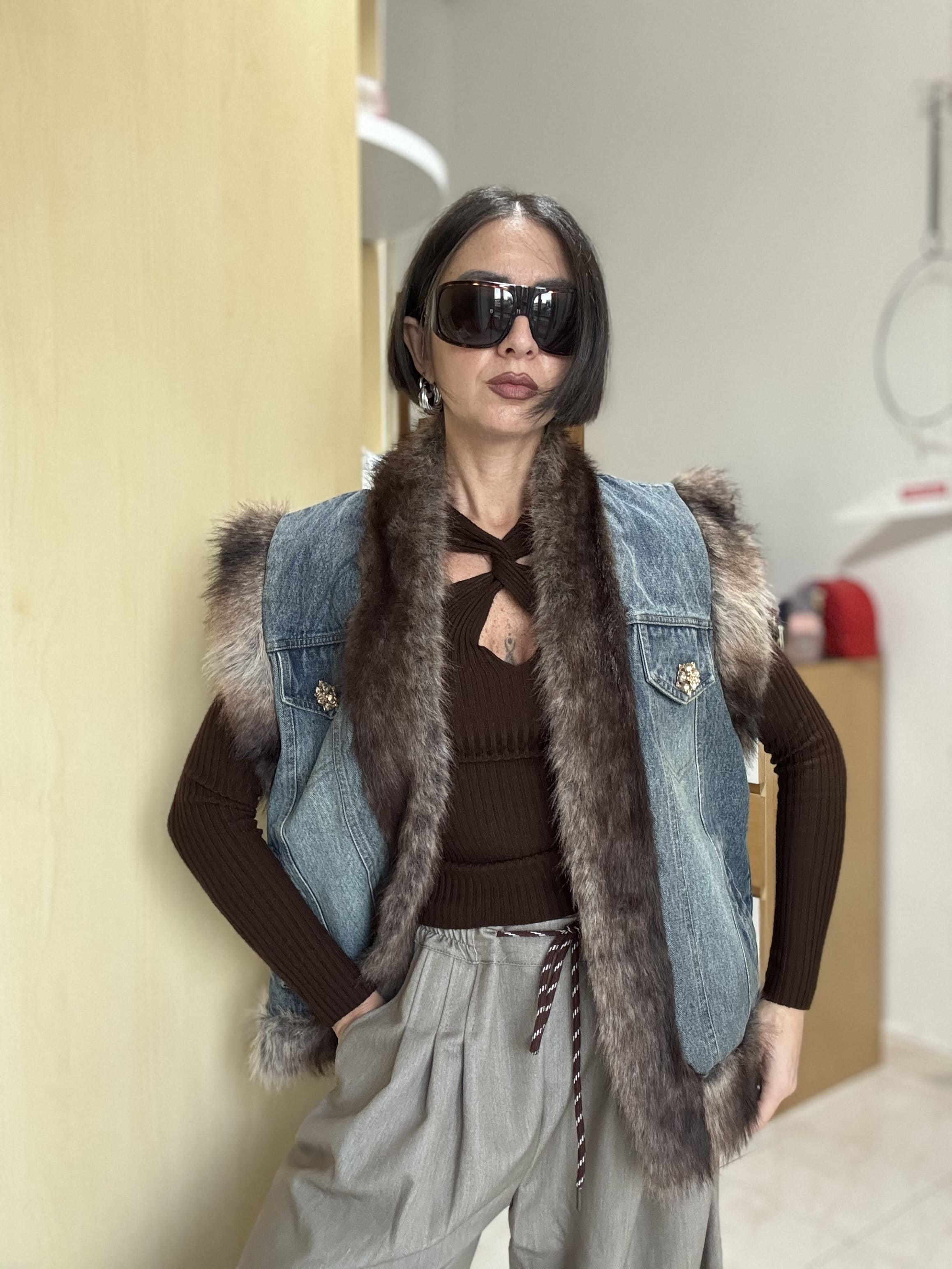 Smanicato donna in denim trapuntato con ecofur e spilla strass – Senza bottoni