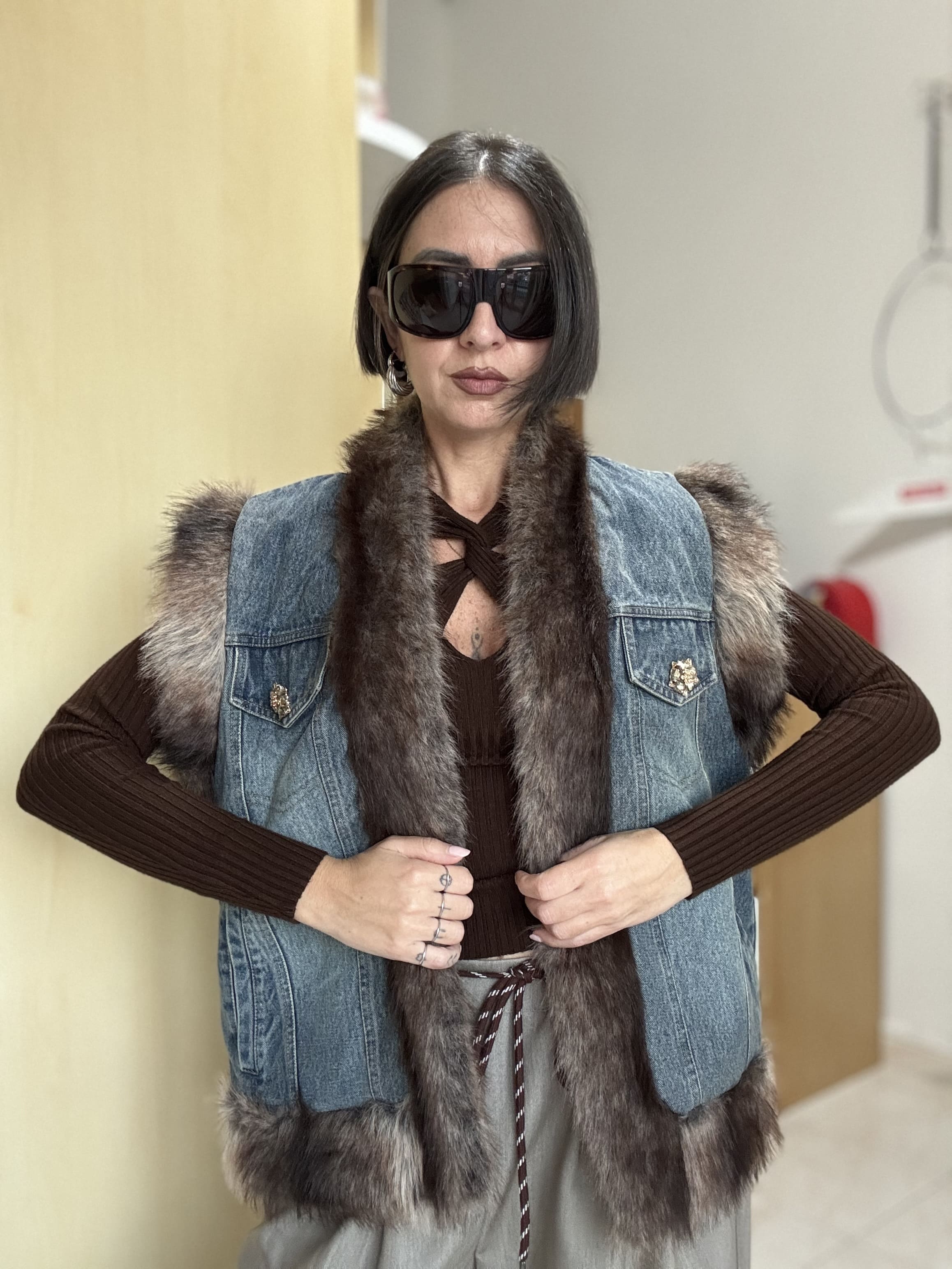 Smanicato donna in denim trapuntato con ecofur e spilla strass – Senza bottoni