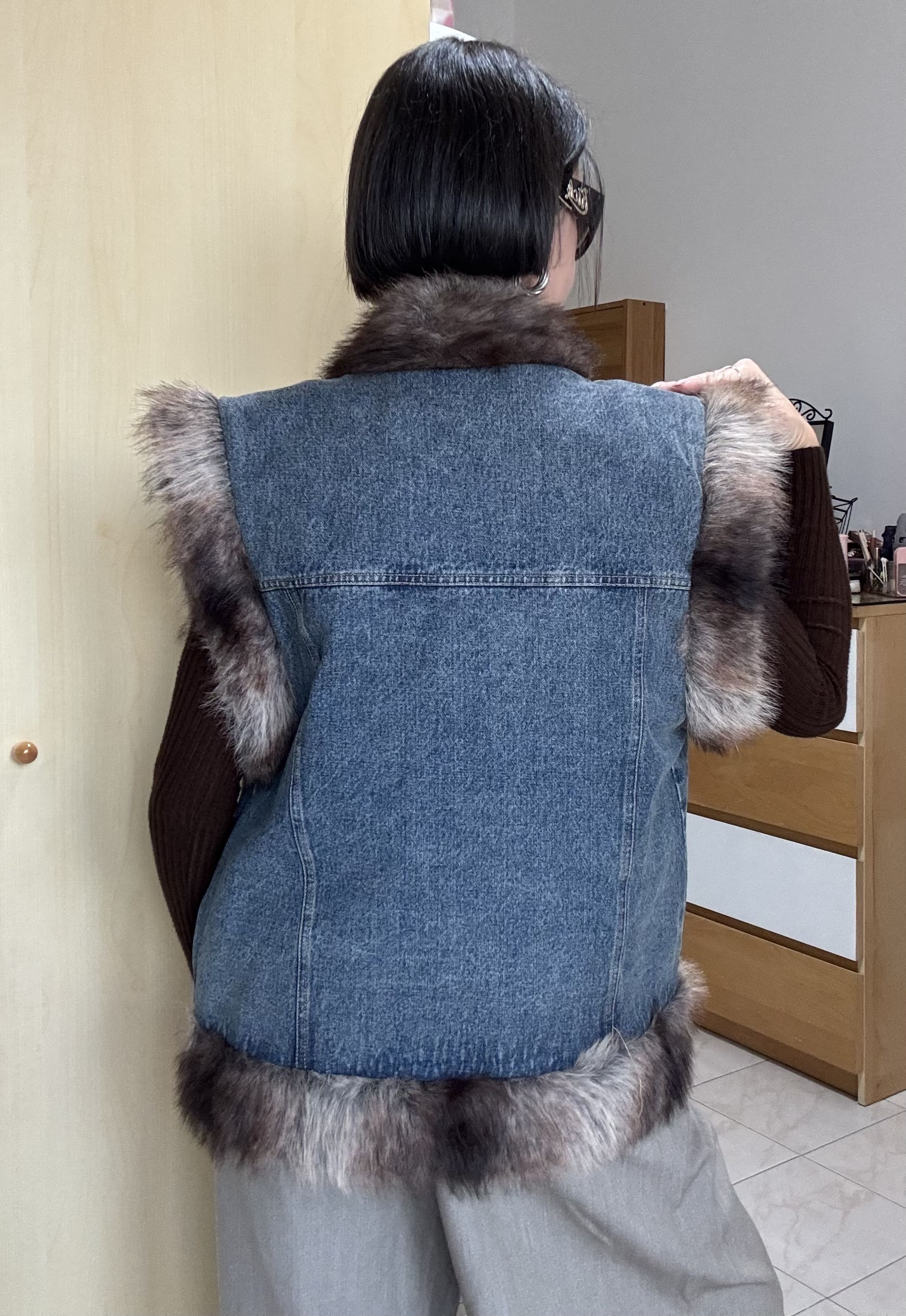 Smanicato donna in denim trapuntato con ecofur e spilla strass – Senza bottoni