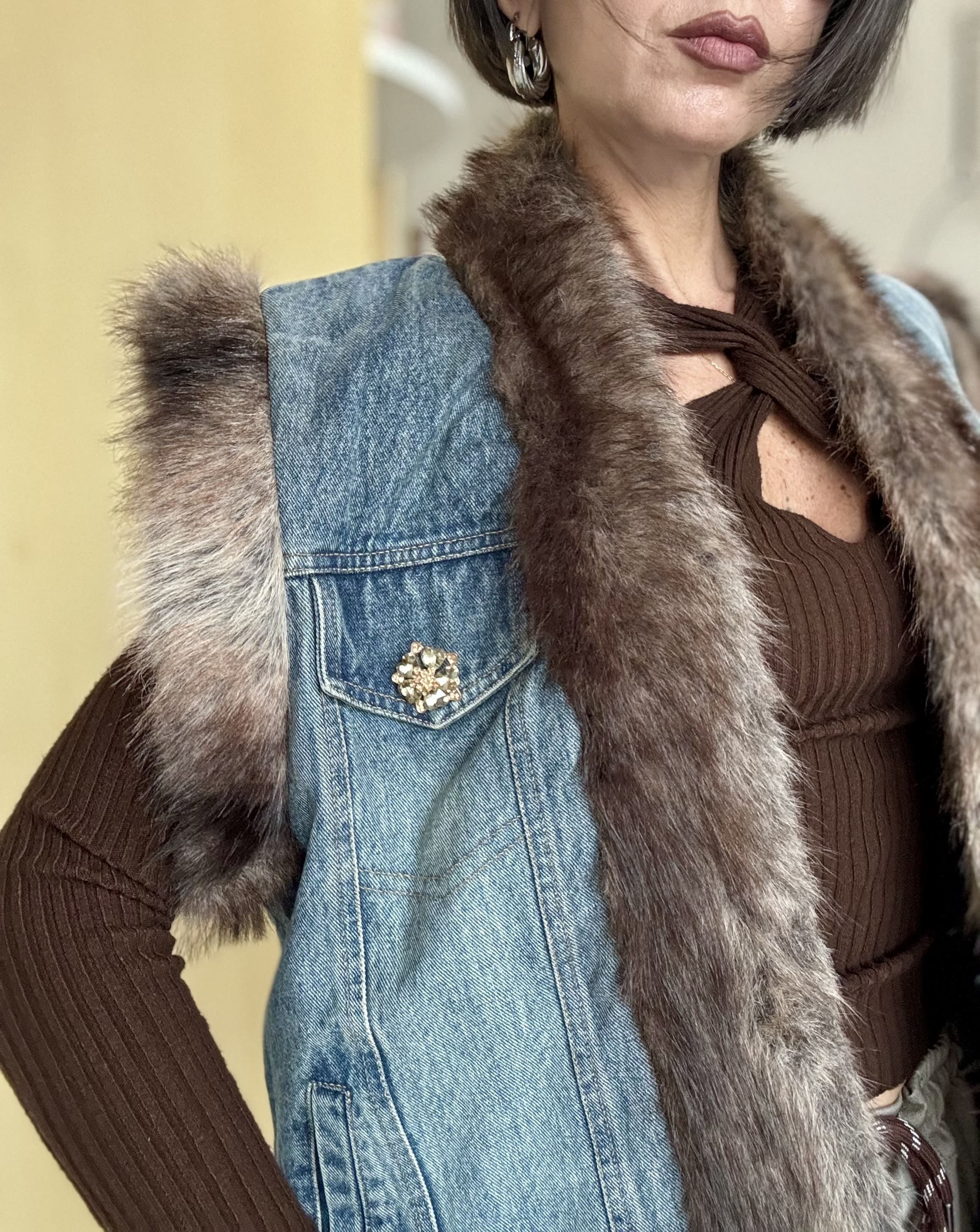 Smanicato donna in denim trapuntato con ecofur e spilla strass – Senza bottoni