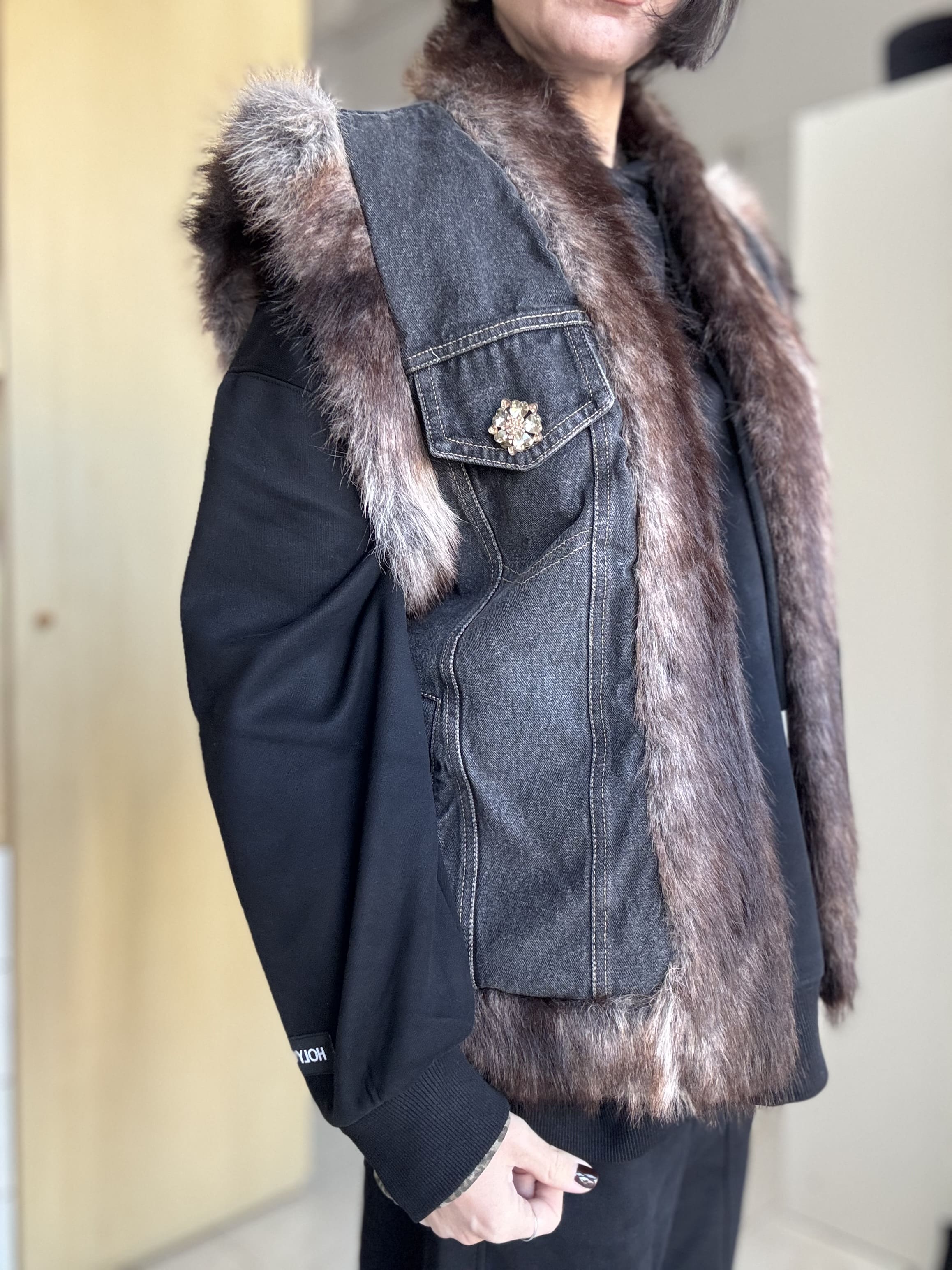 Smanicato donna in denim trapuntato con ecofur e spilla strass – Senza bottoni