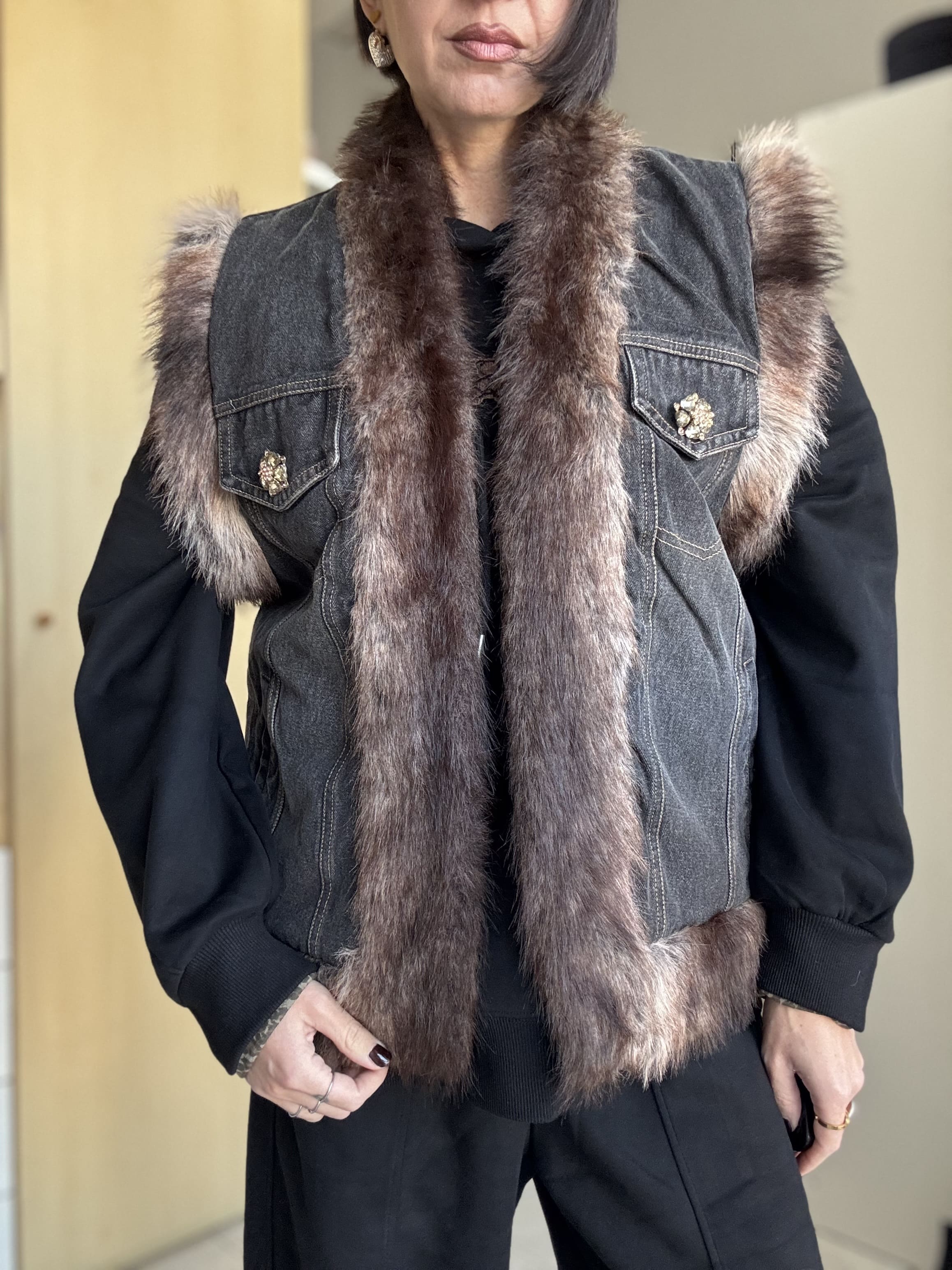 Smanicato donna in denim trapuntato con ecofur e spilla strass – Senza bottoni