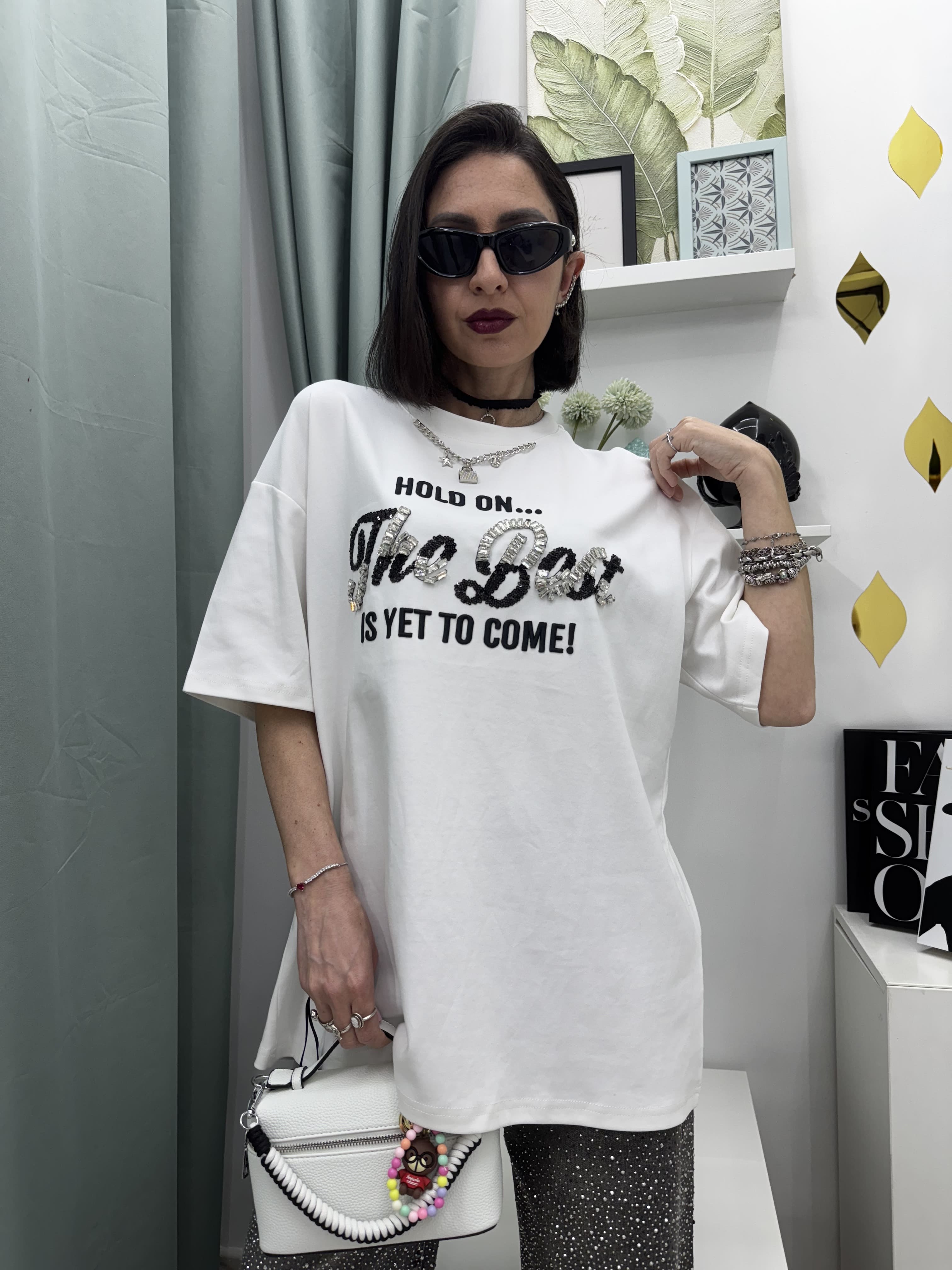 T-shirt "The best is yet to come" oversize con strass