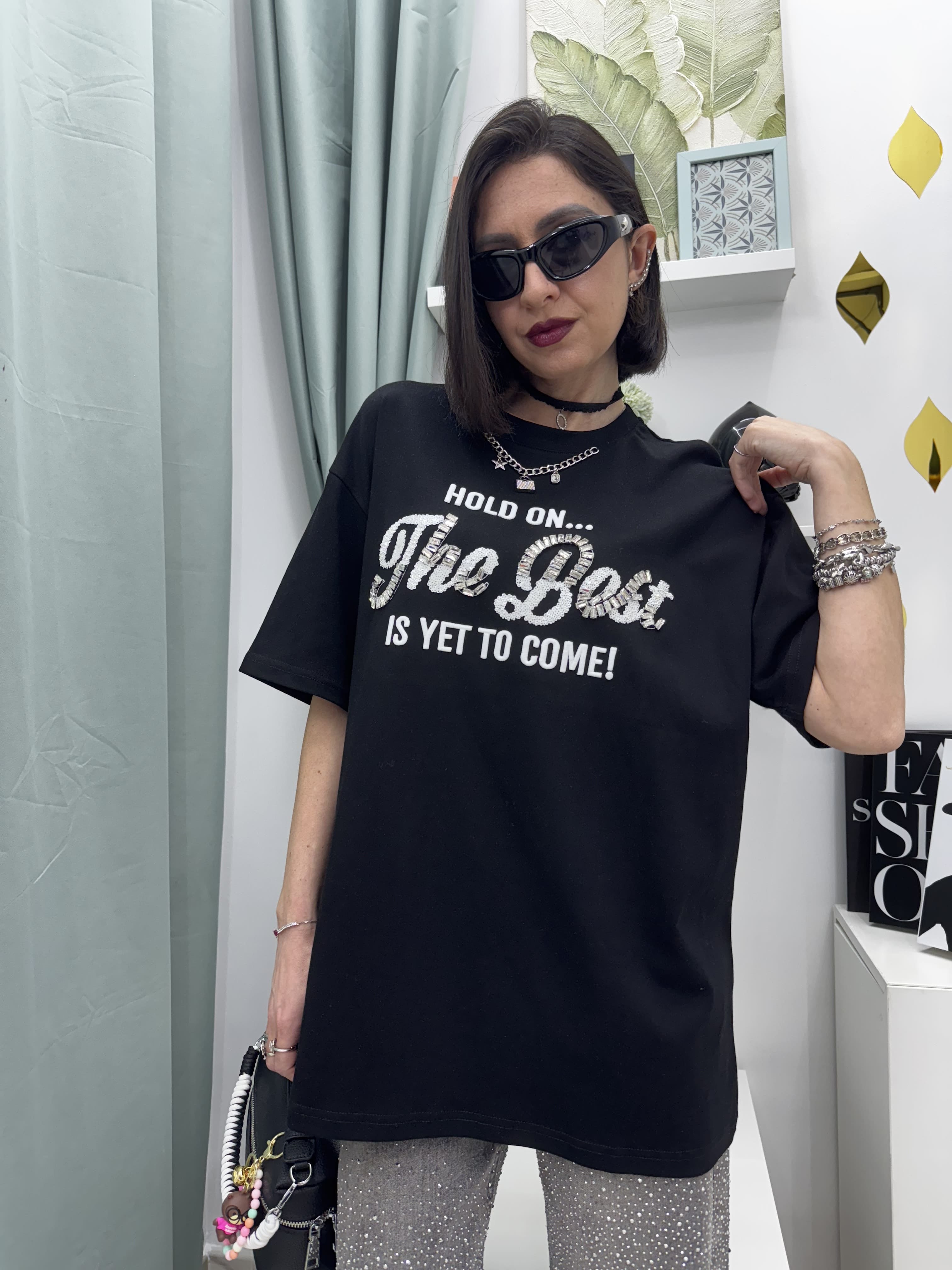 T-shirt "The best is yet to come" oversize con strass