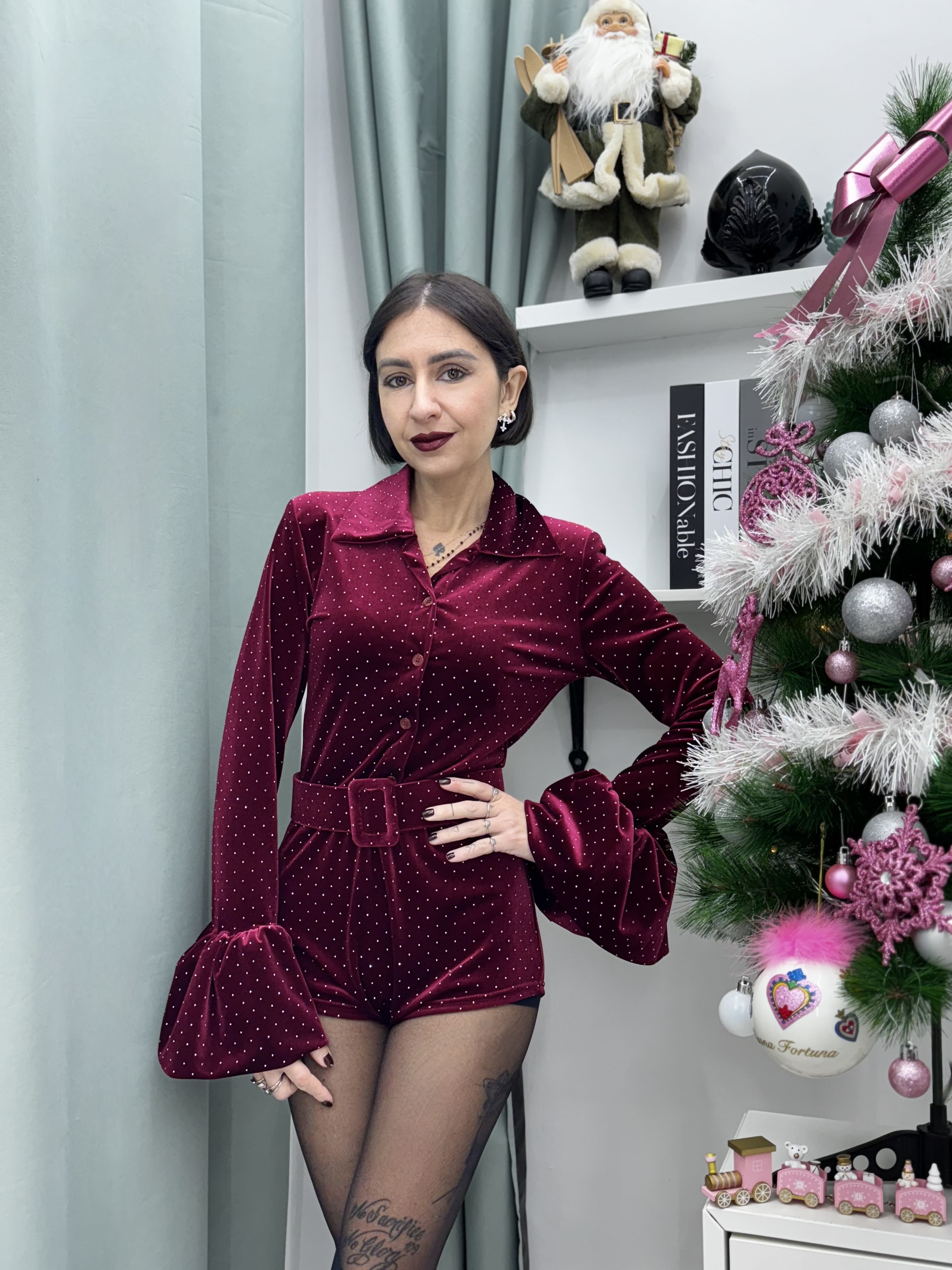 Tuta corta in ciniglia con strass – elegante e scintillante per le feste natalizie