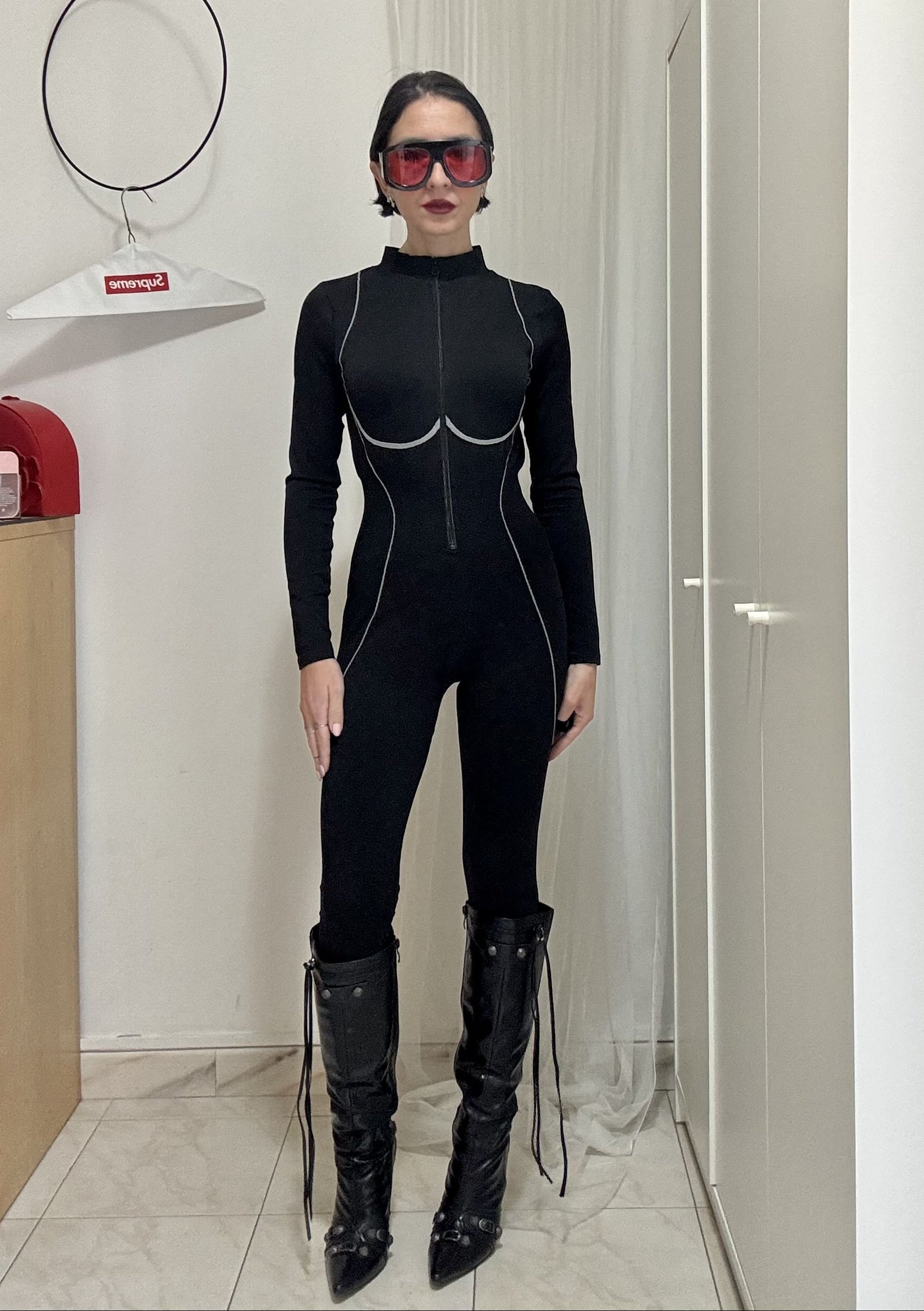 Tuta Jumpsuit Nera Attillata e Modellante – con Cerniera Frontale