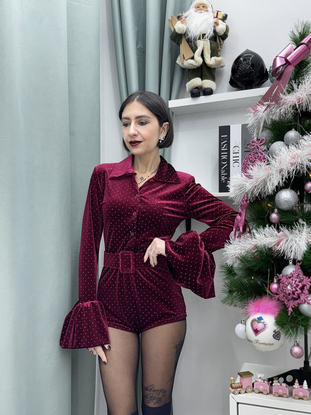 Tuta corta in ciniglia con strass – elegante e scintillante per le feste natalizie