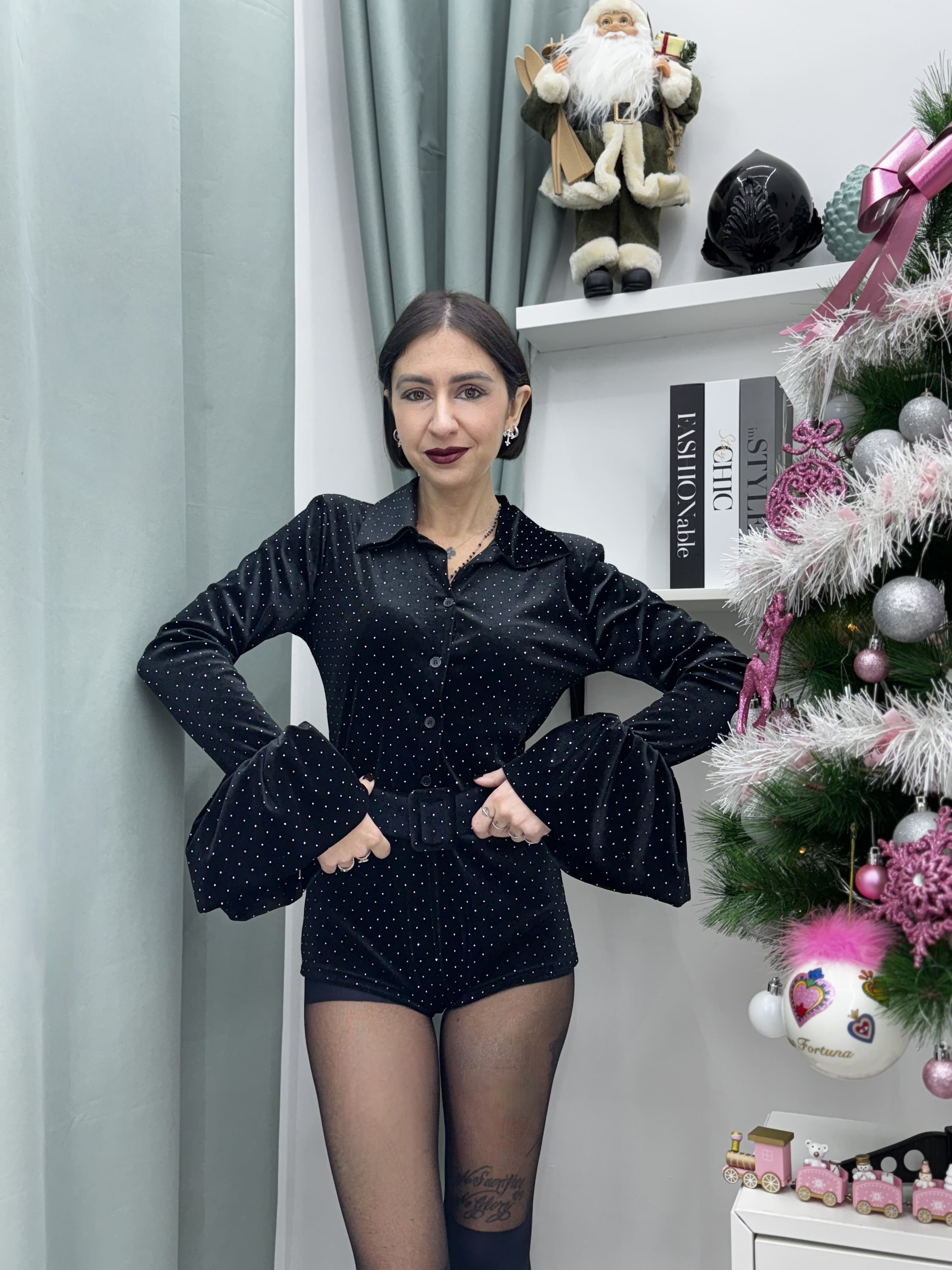 Tuta corta in ciniglia con strass – elegante e scintillante per le feste natalizie