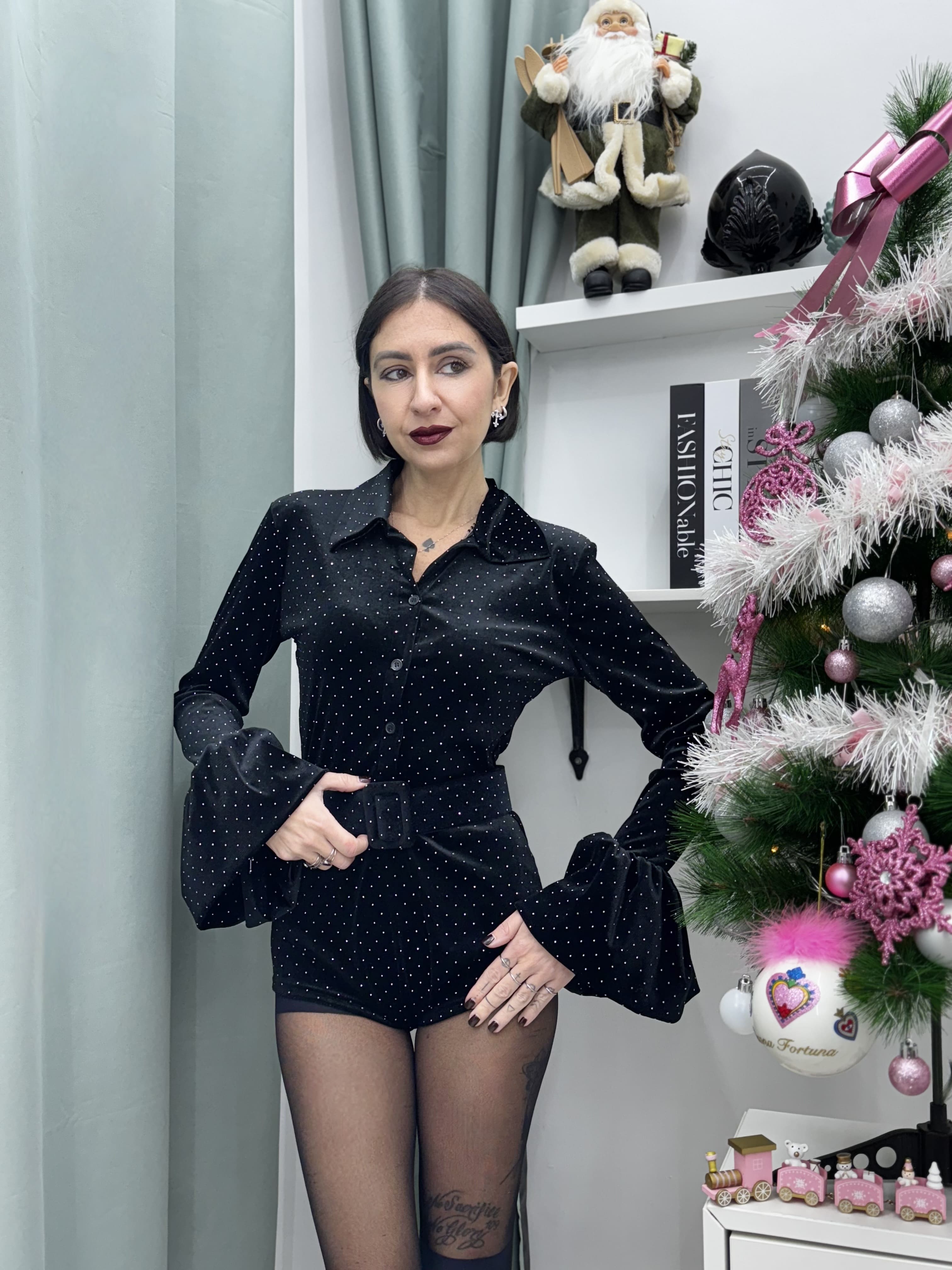 Tuta corta in ciniglia con strass – elegante e scintillante per le feste natalizie