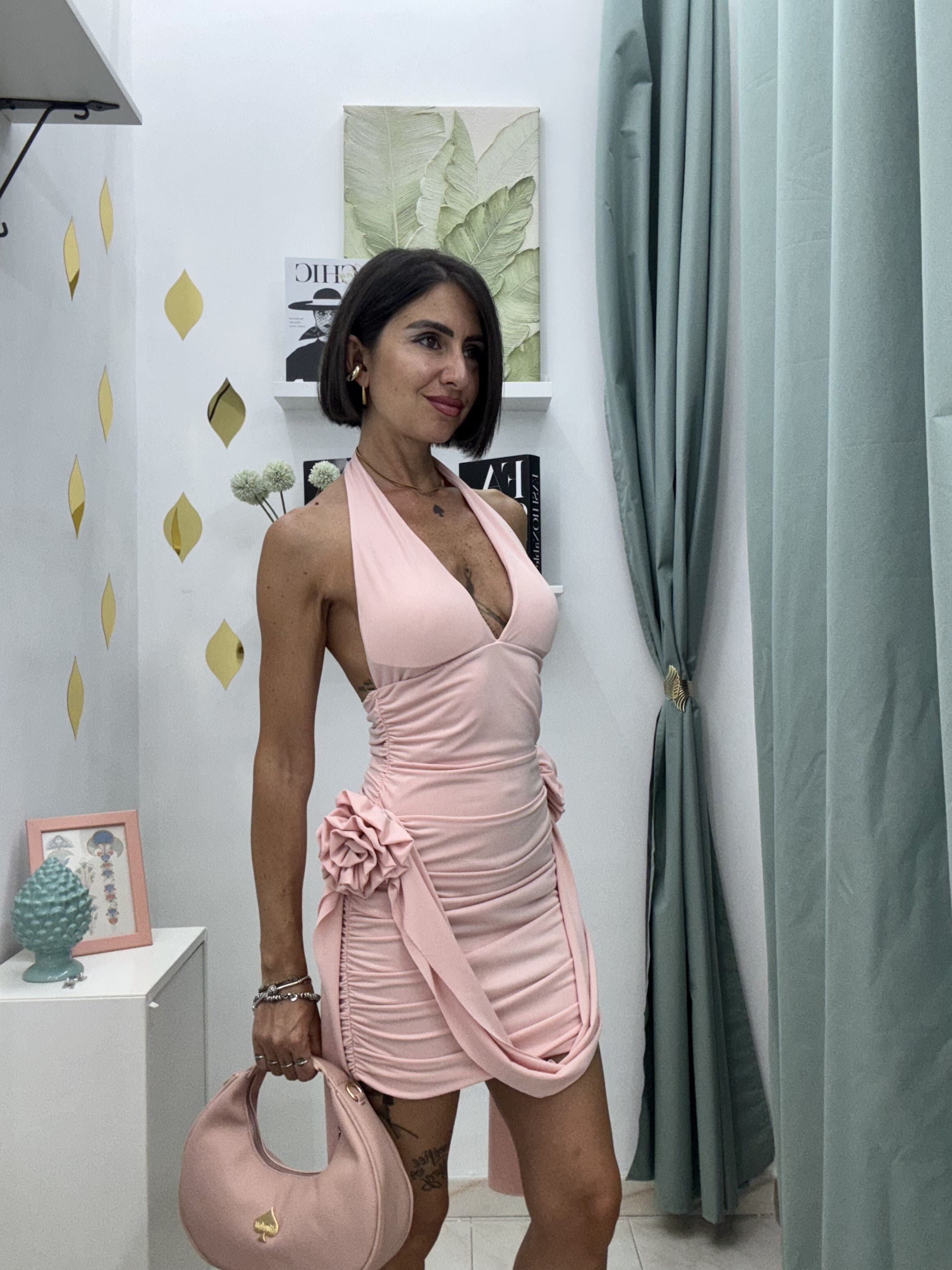 Eleganza scolpita nei dettagli – Vestito drappeggiato con rose laterali ROSA
