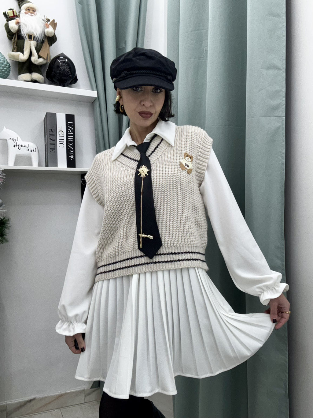 Vestito corto elasticizzato a camicia con gilet e cravatta