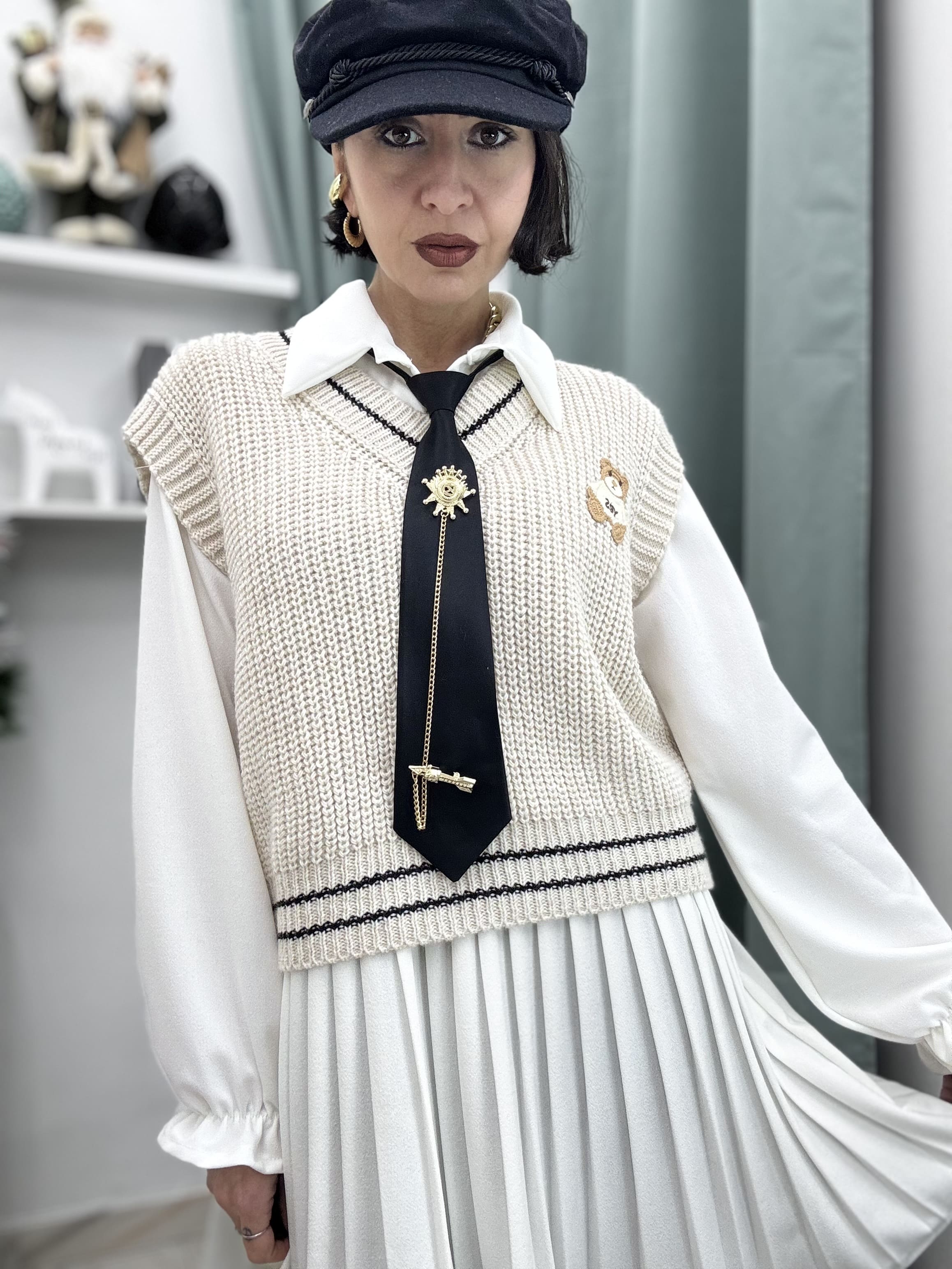 Vestito corto elasticizzato a camicia con gilet e cravatta