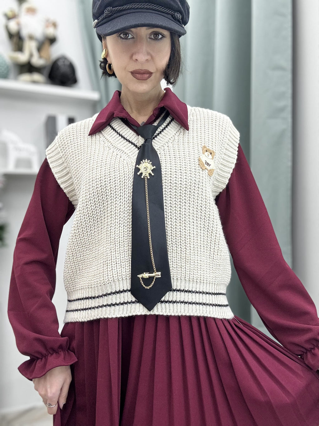 Vestito corto elasticizzato a camicia con gilet e cravatta