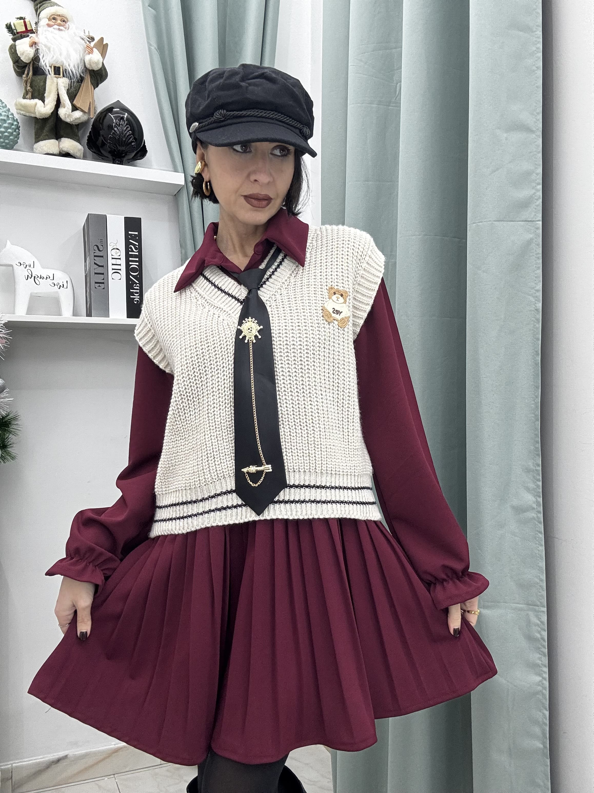 Vestito corto elasticizzato a camicia con gilet e cravatta