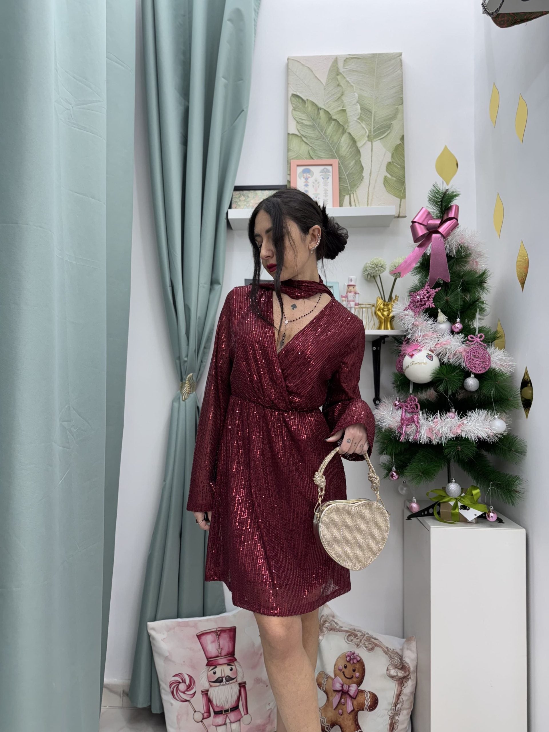 Vestito in paillettes con scollo a incrocio e sciarpina