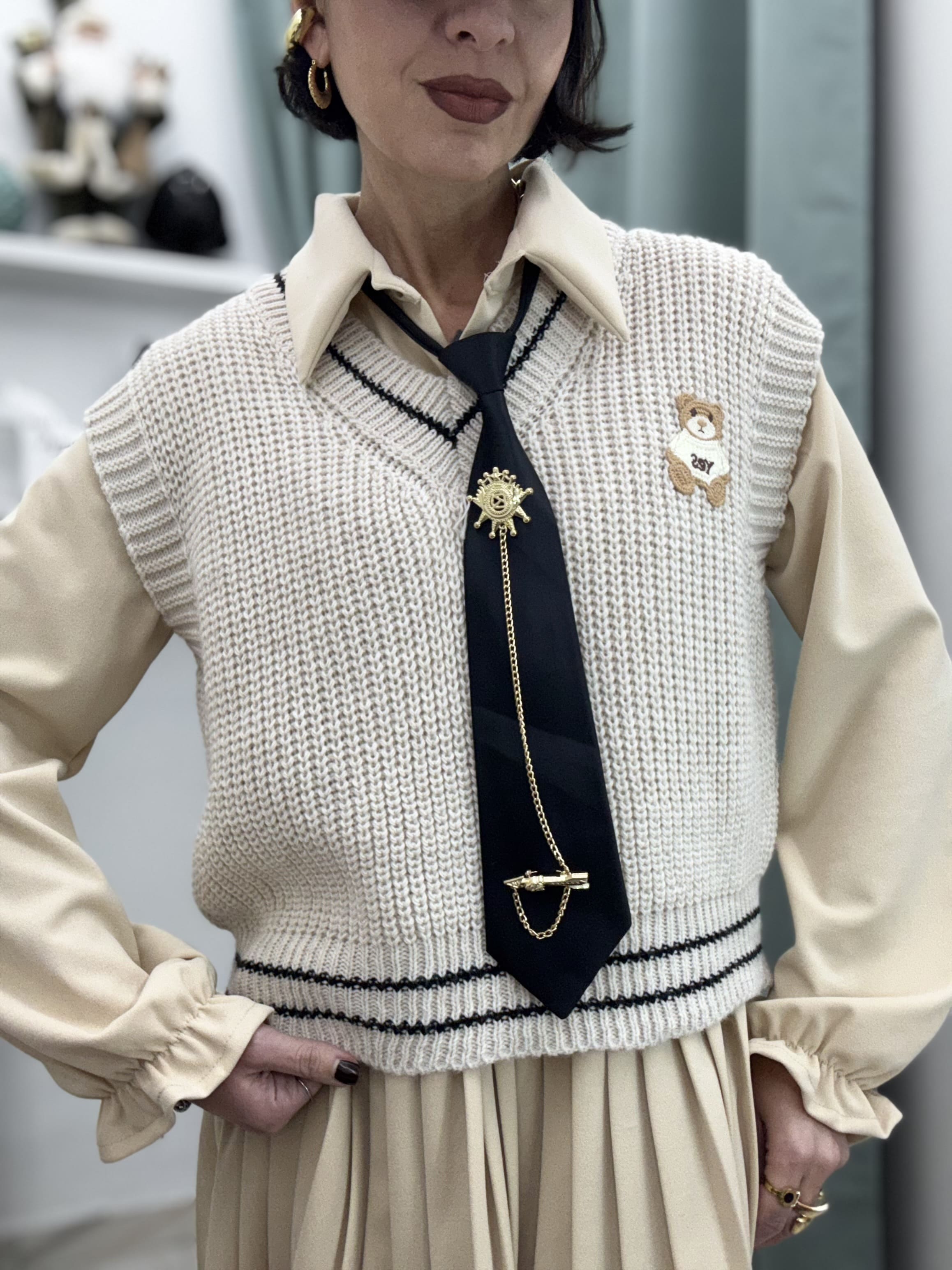 Vestito corto elasticizzato a camicia con gilet e cravatta