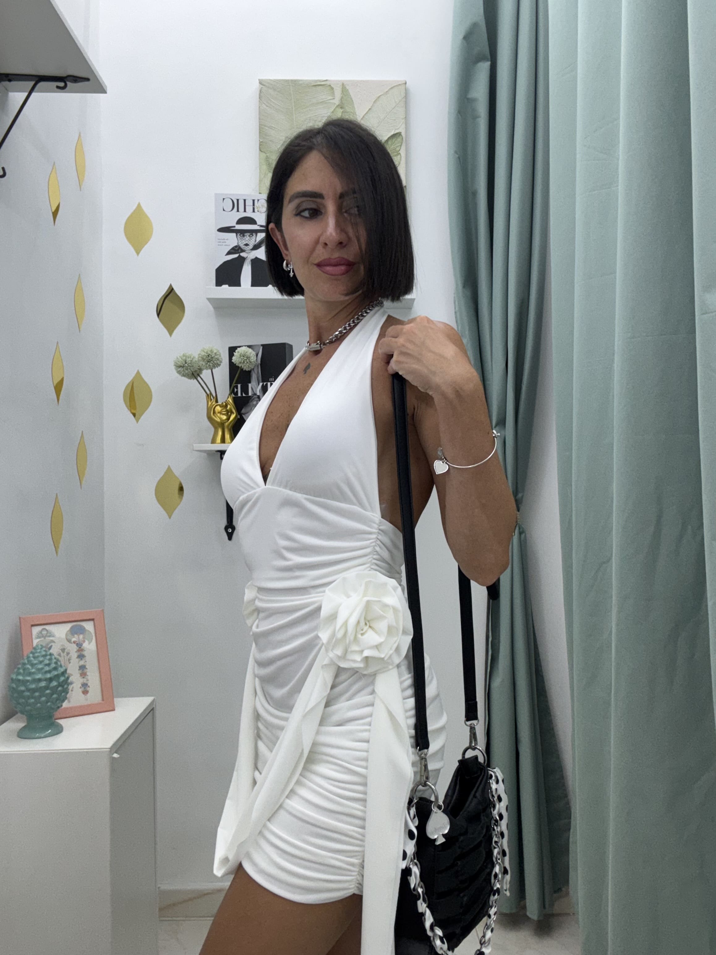 Eleganza scolpita nei dettagli – Vestito drappeggiato con rose laterali BIANCO