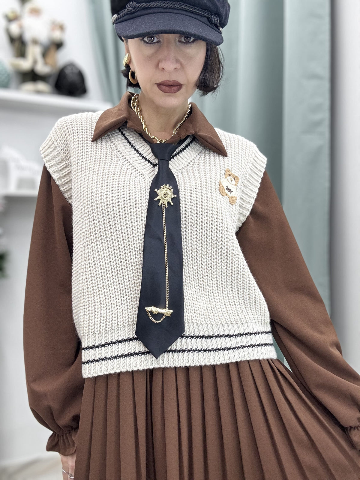 Vestito corto elasticizzato a camicia con gilet e cravatta