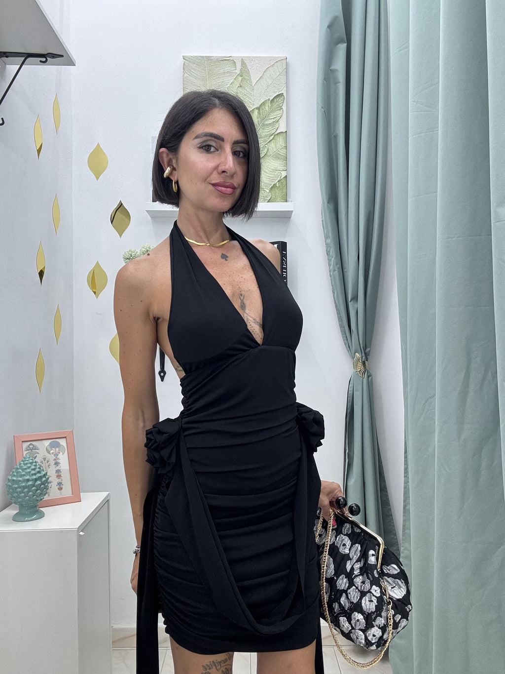 Eleganza scolpita nei dettagli – Vestito drappeggiato con rose laterali NERO