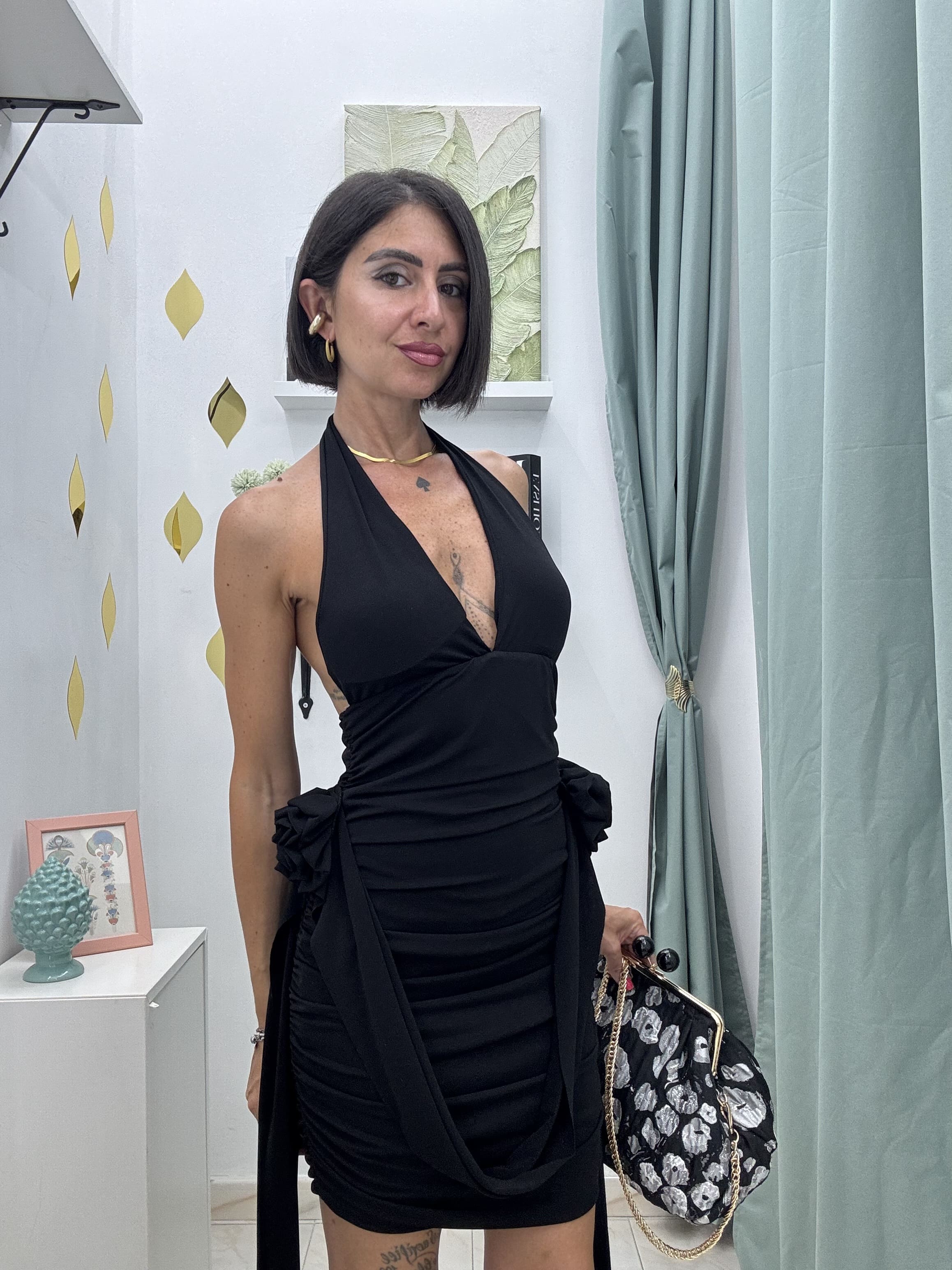 Eleganza scolpita nei dettagli – Vestito drappeggiato con rose laterali NERO