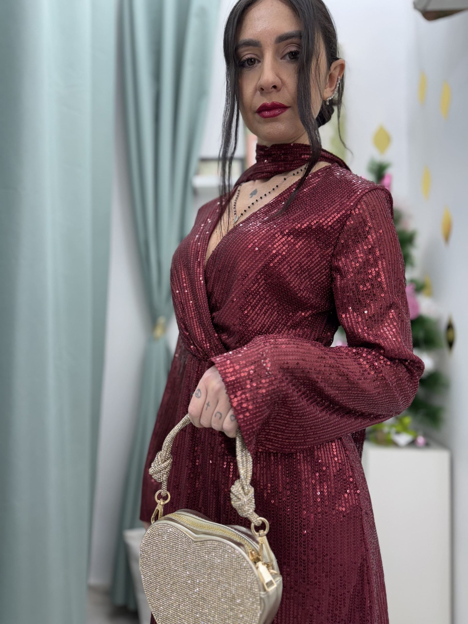 Vestito in paillettes con scollo a incrocio e sciarpina