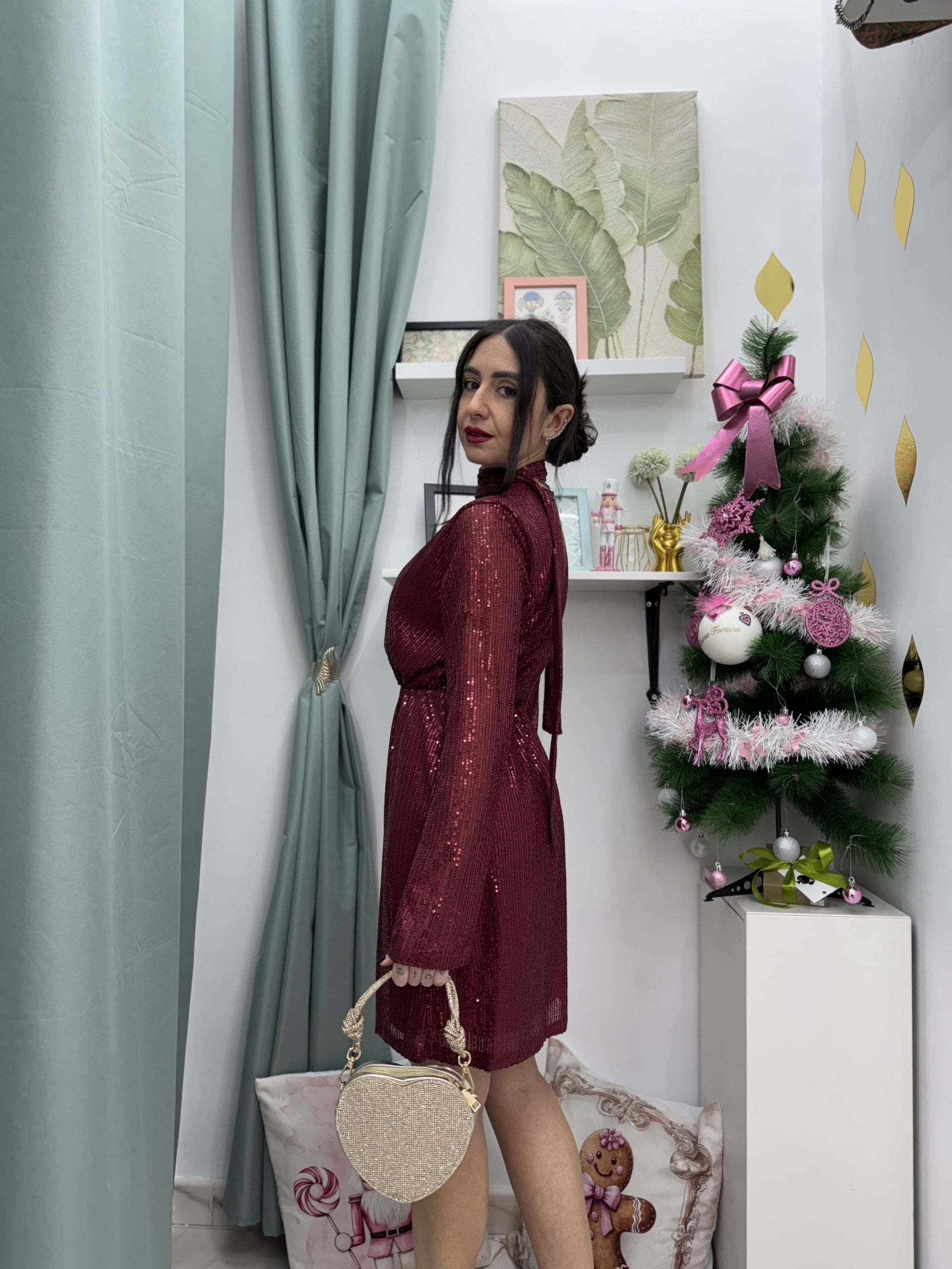 Vestito in paillettes con scollo a incrocio e sciarpina