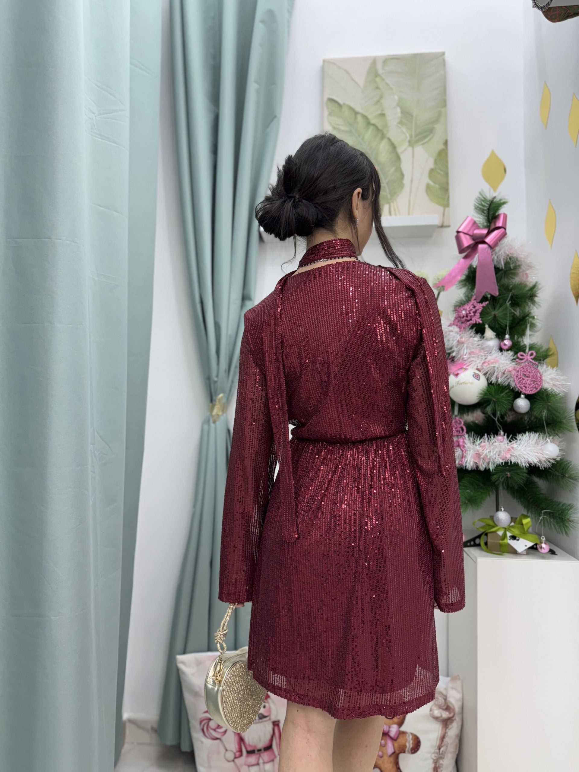 Vestito in paillettes con scollo a incrocio e sciarpina