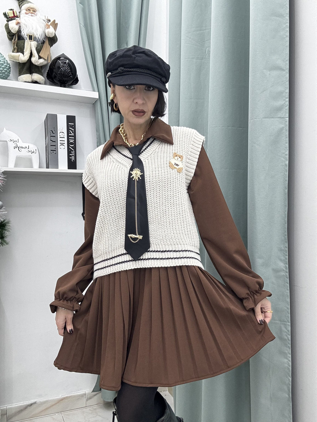 Vestito corto elasticizzato a camicia con gilet e cravatta