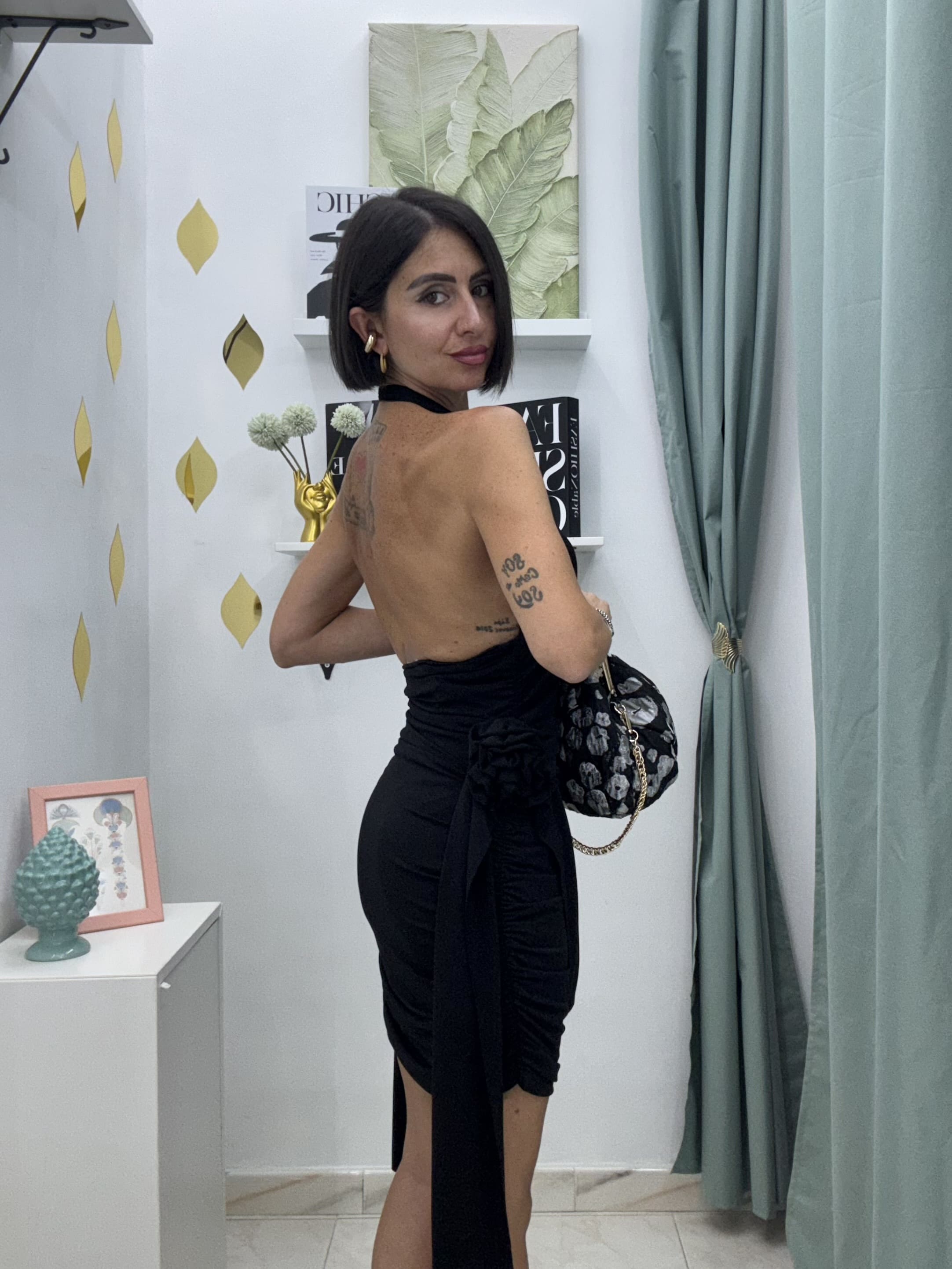 Eleganza scolpita nei dettagli – Vestito drappeggiato con rose laterali NERO