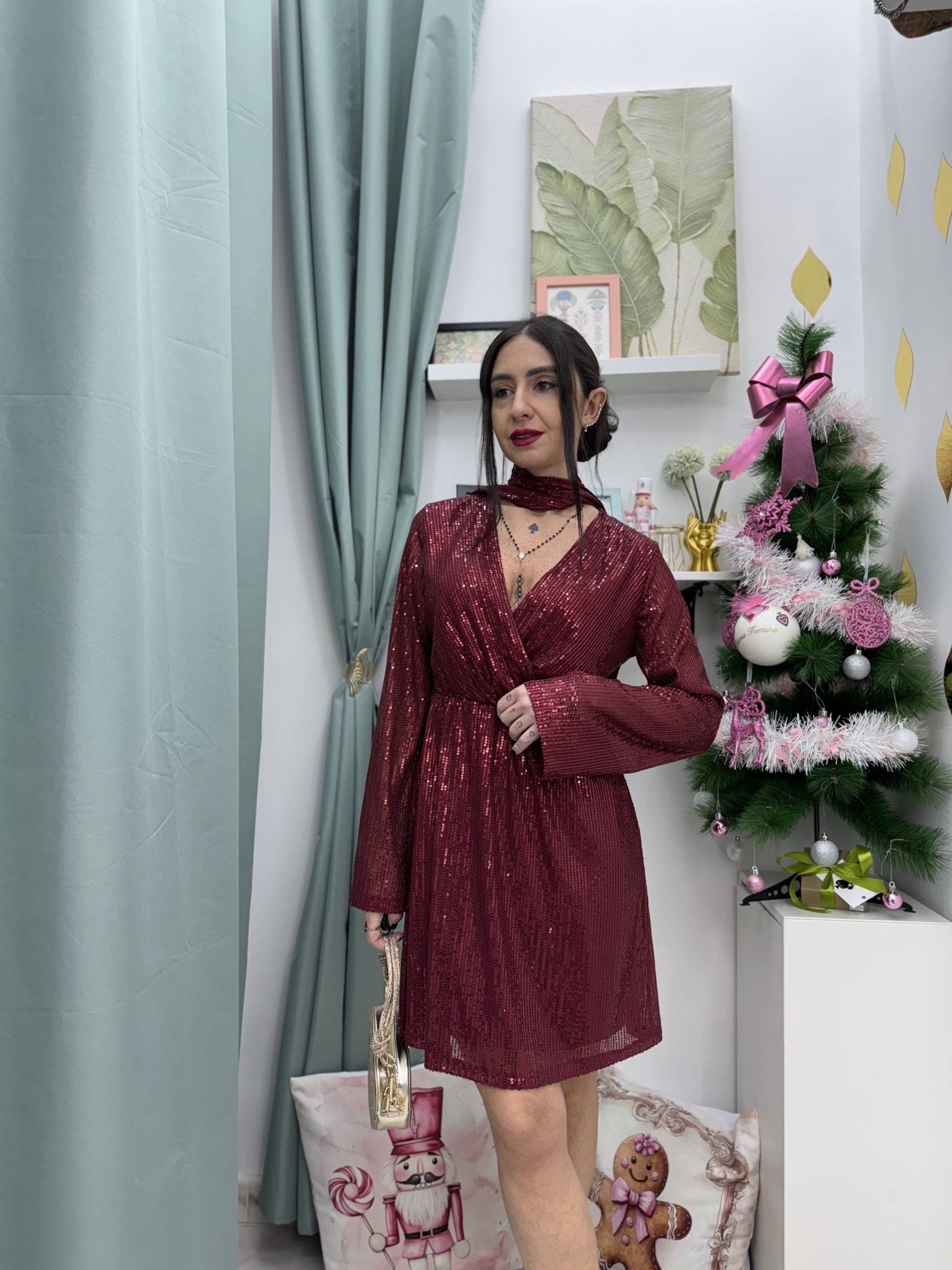 Vestito in paillettes con scollo a incrocio e sciarpina