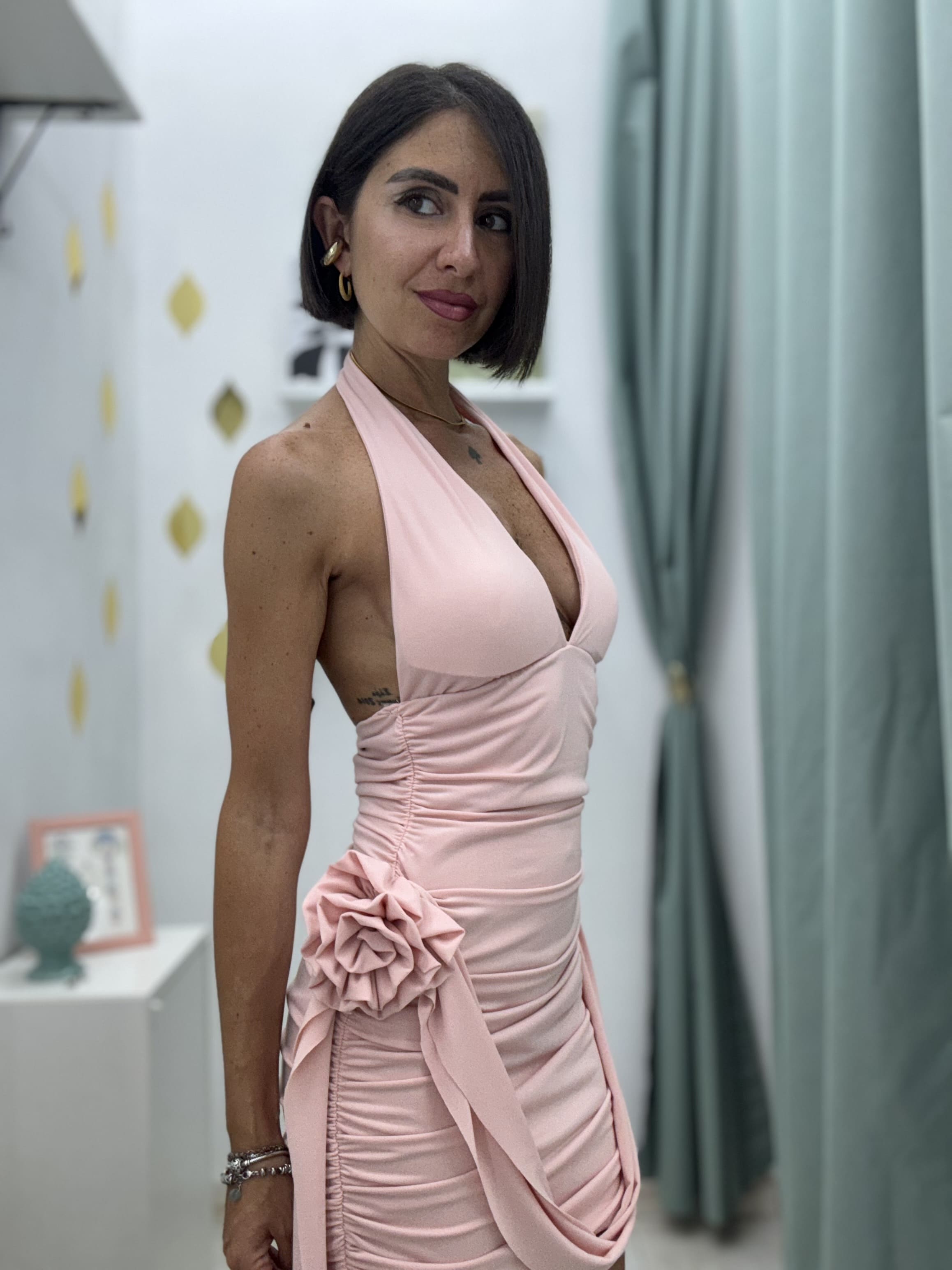 Eleganza scolpita nei dettagli – Vestito drappeggiato con rose laterali ROSA