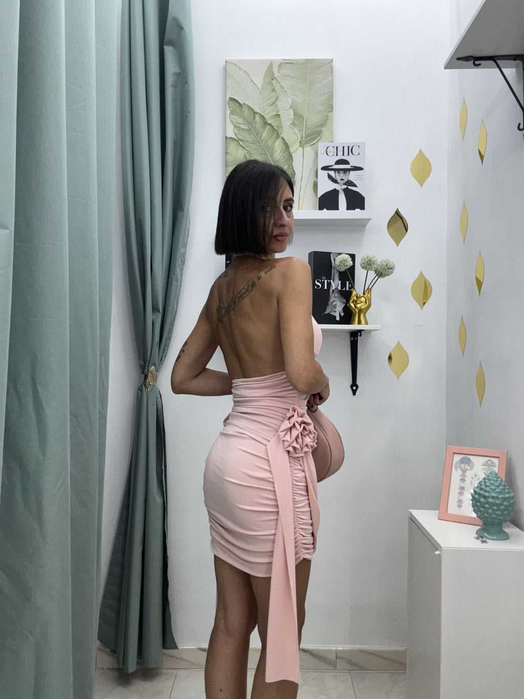 Eleganza scolpita nei dettagli – Vestito drappeggiato con rose laterali ROSA